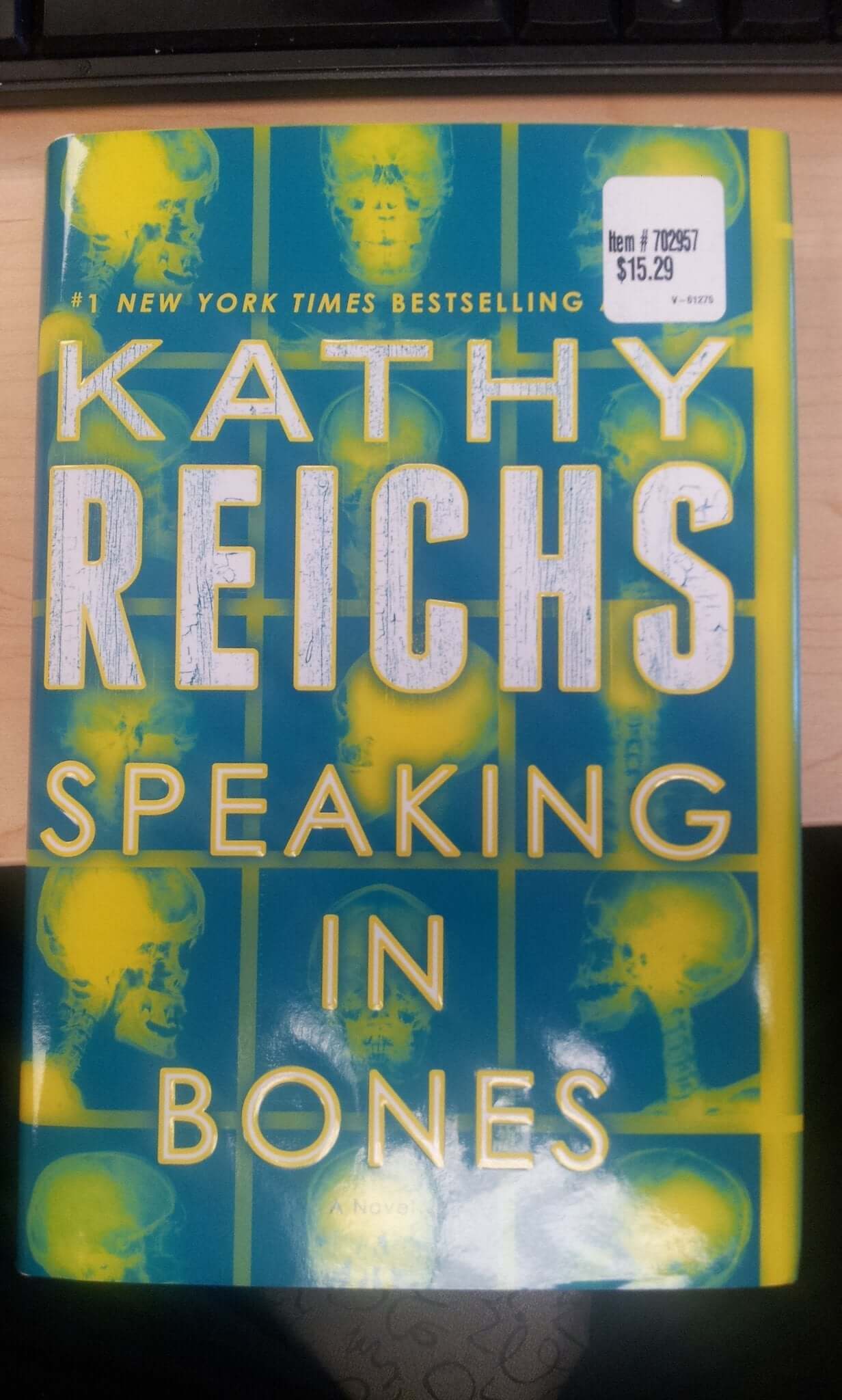 Speaking in Bones: A Novel (Temperance Brennan) used book depot