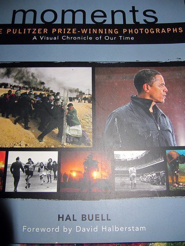 Moments: The Pulitzer PrizeWinning Photographs A Visual Chronicle of Our Time [Paperback] Hal Buell