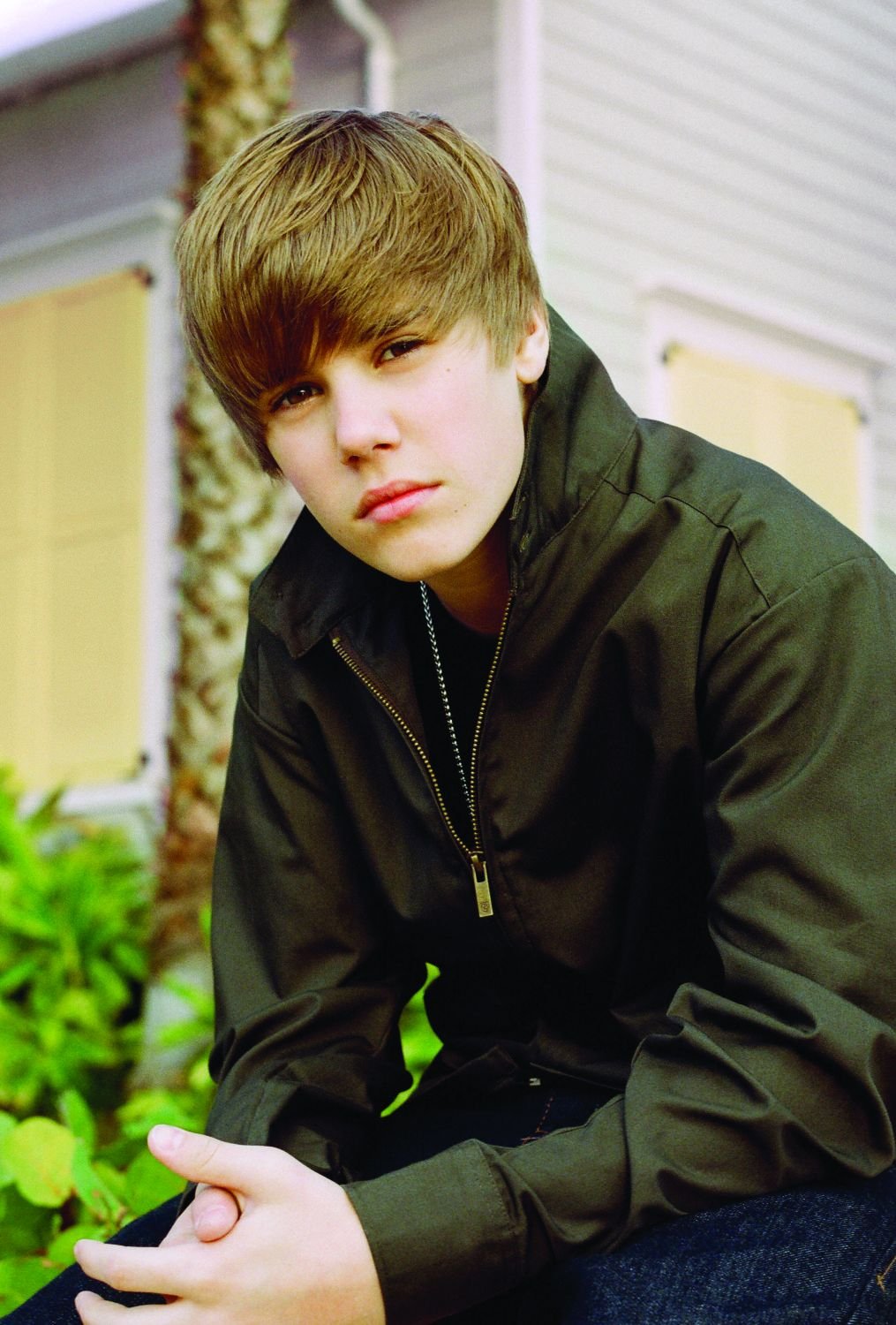 Under The Mistletoe [CD/DVD Combo] [Deluxe Edition]