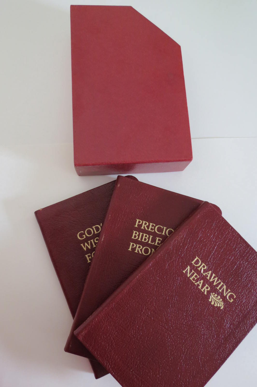 God's Wisdom of Daily Living Boxed Set (The Perfect Companion for Inspiration and Comfort God's Wisdom for Daily Living New King James Version, Boxed Set "Drawing Near" Precious Bible Promise used book depot