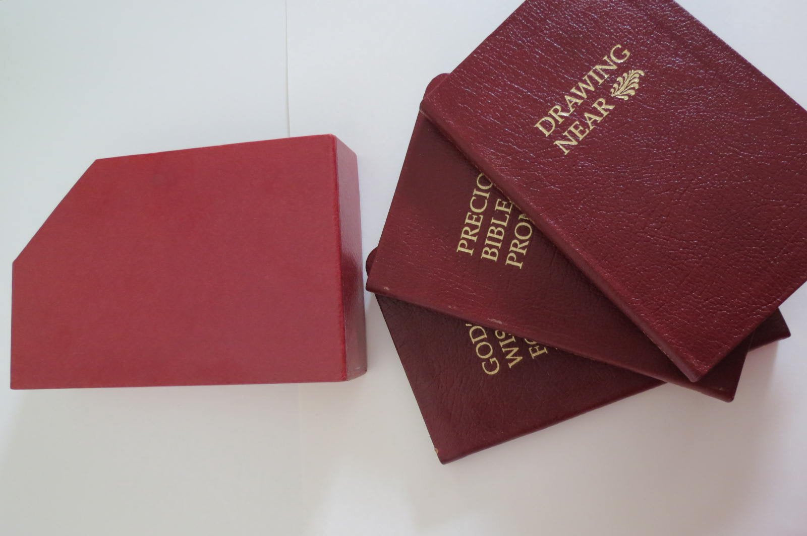 God's Wisdom of Daily Living Boxed Set (The Perfect Companion for Inspiration and Comfort God's Wisdom for Daily Living New King James Version, Boxed Set "Drawing Near" Precious Bible Promise used book depot