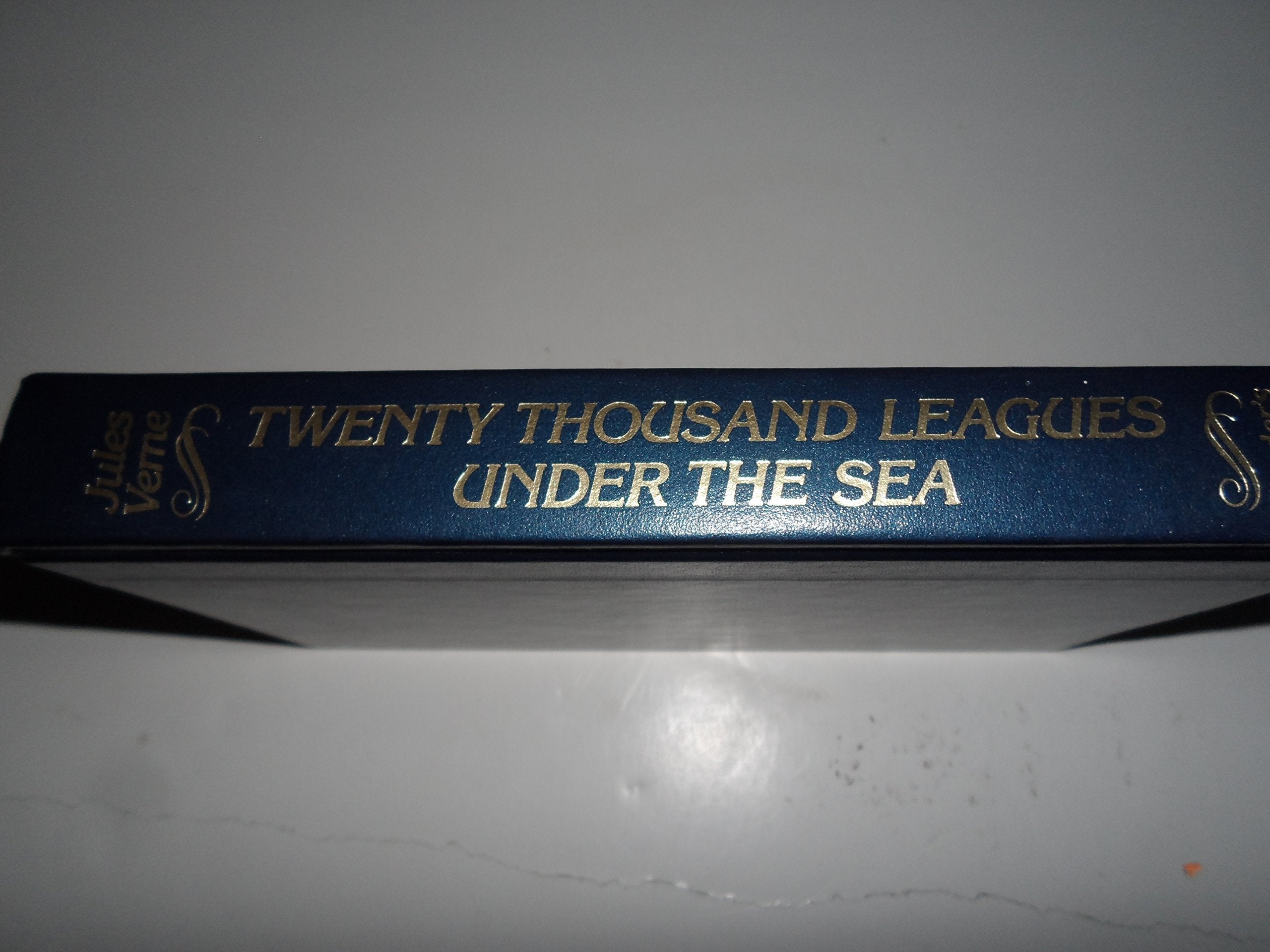 Twenty Thousand Leagues under the Sea (World's Best Reading) used book depot