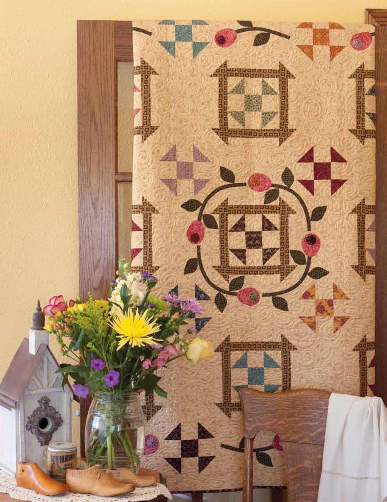 Simple Charm: 12 Scrappy Patchwork and Applique Quilt Patterns used book depot