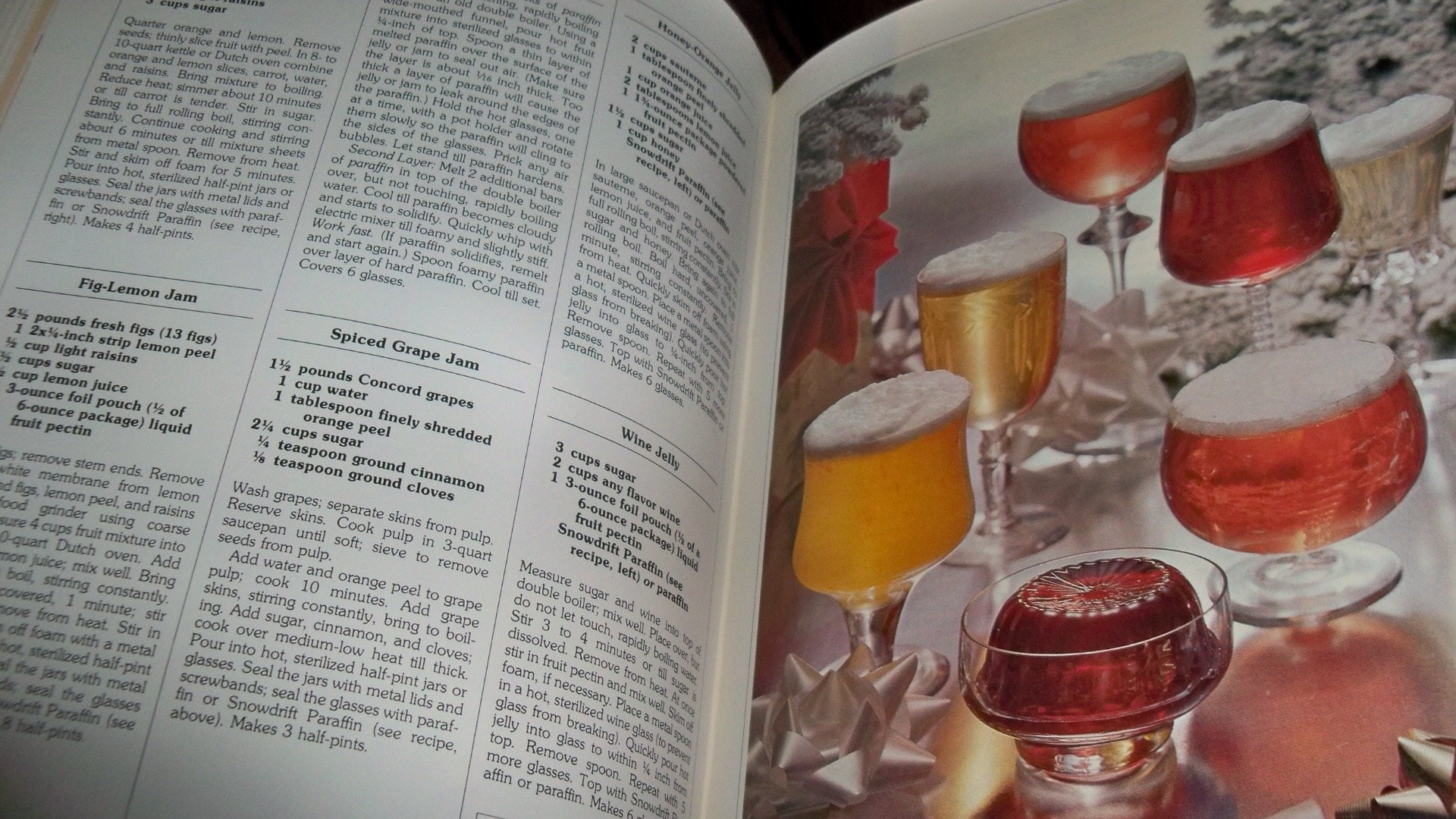 Better Homes and Gardens Treasury of Christmas Crafts & Foods used book depot