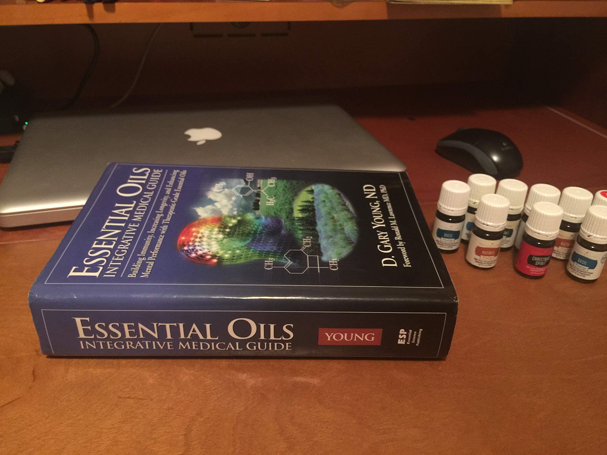 Essential Oils Integrative Medical Guide: Building Immunity, Increasing Longevity, and Enhancing Mental Performance With Therapeutic-Grade Essential Oils used book depot