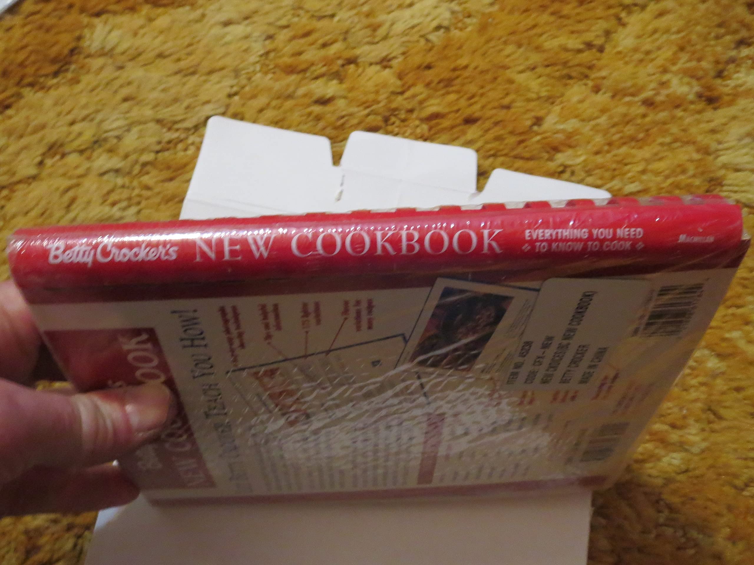 Betty Crocker's New Cookbook: Everything You Need to Know to Cook used book depot