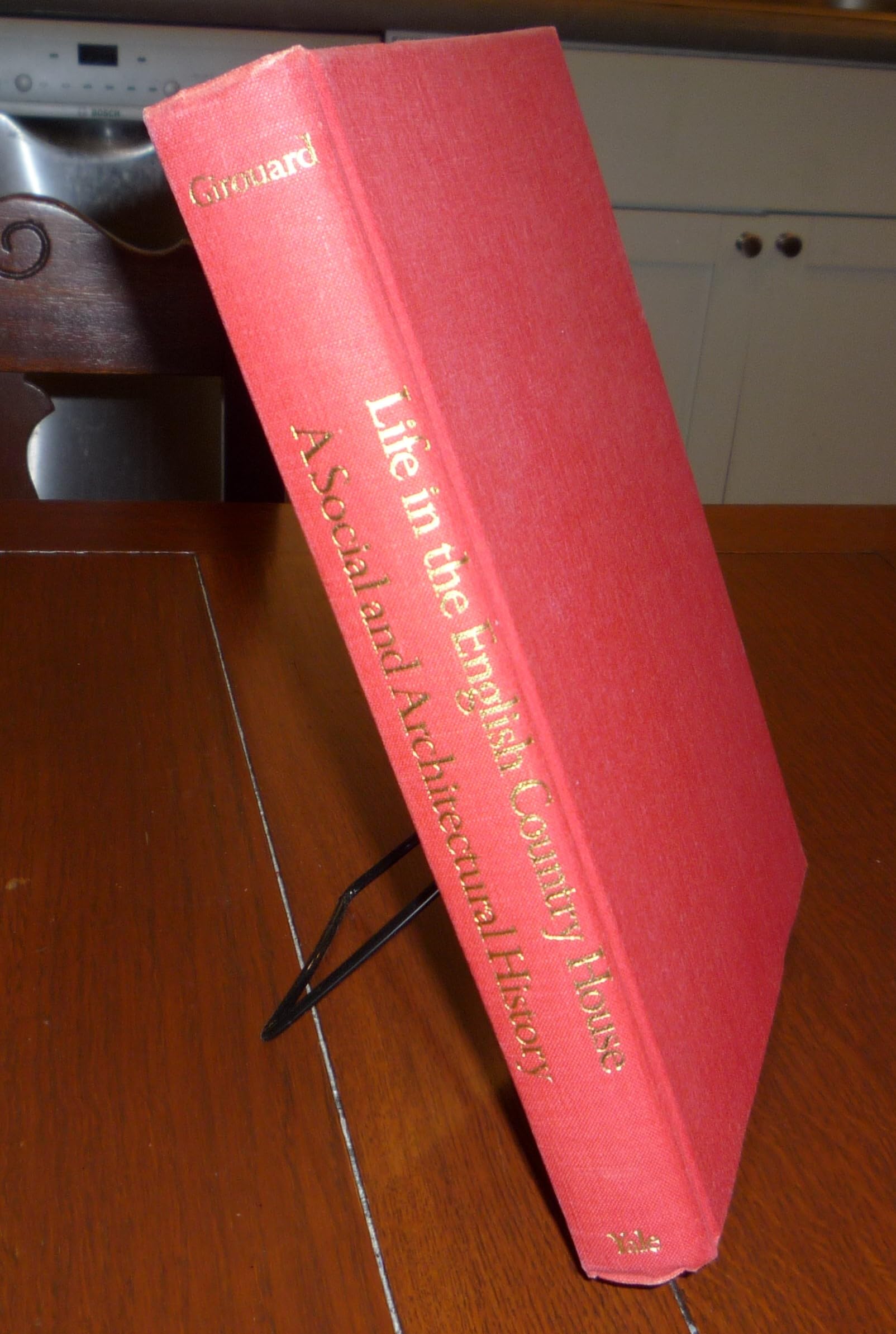 Life in the English Country House: A Social and Architectural History used book depot