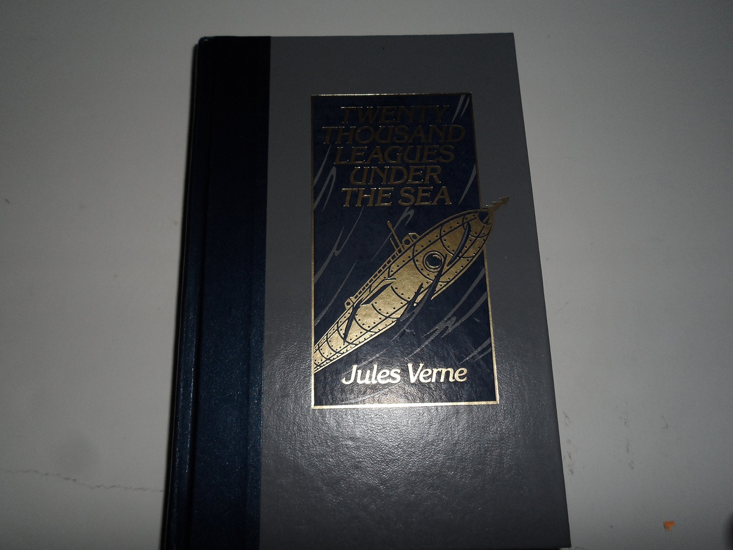 Twenty Thousand Leagues under the Sea (World's Best Reading) used book depot