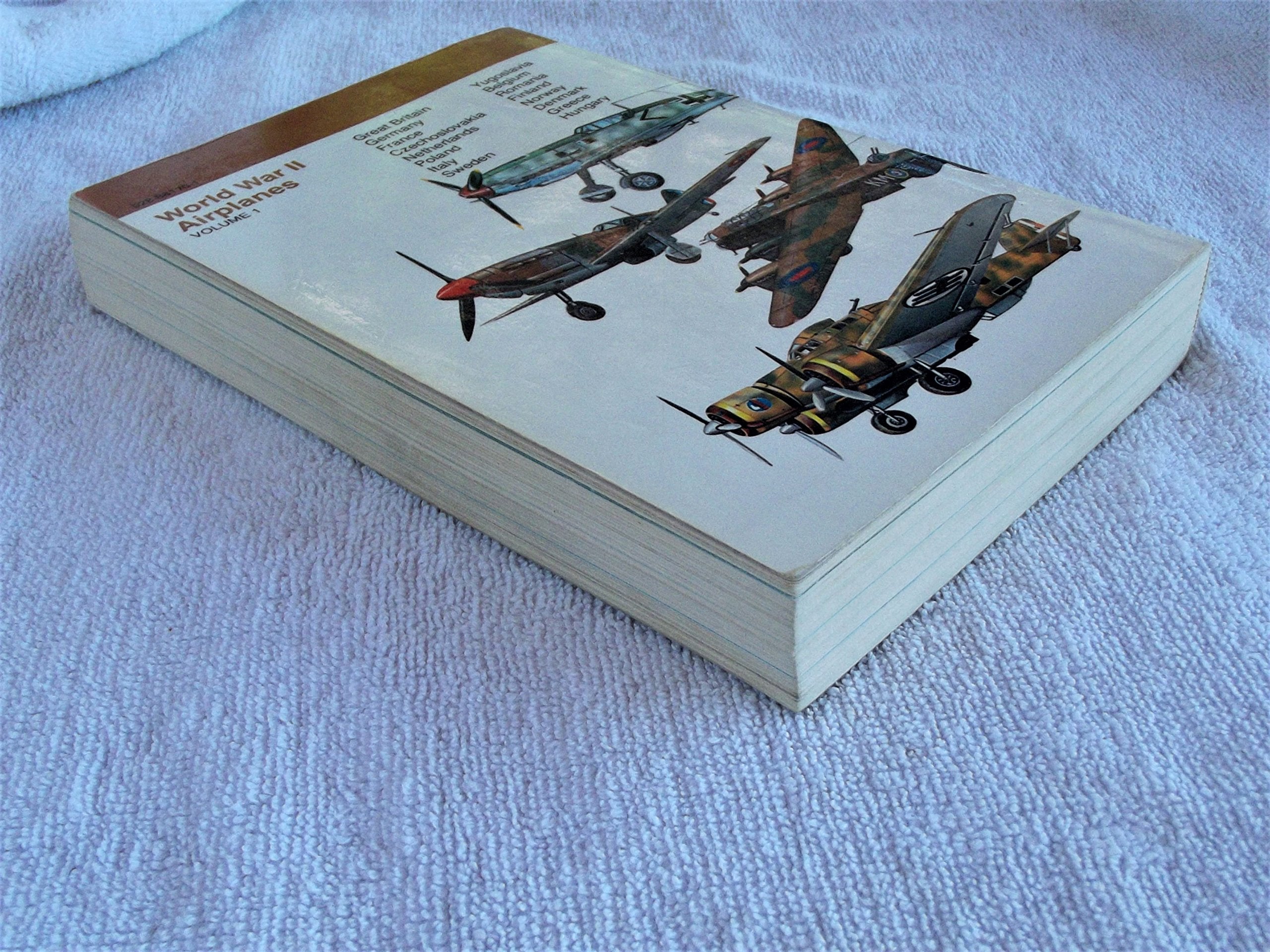 World War II Airplanes, Vol. 1 (Rand McNally Color Illustrated Guides) used book depot
