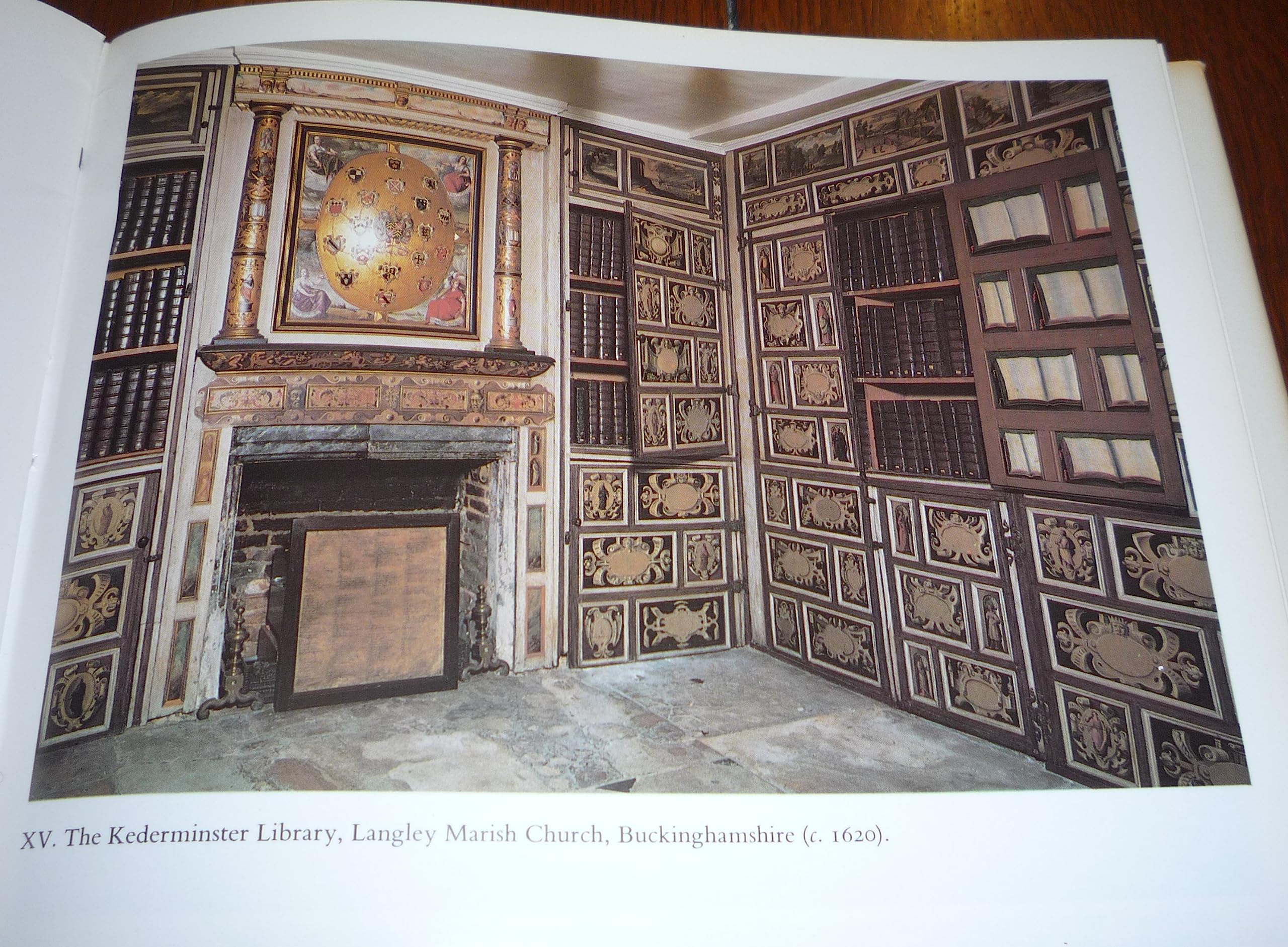 Life in the English Country House: A Social and Architectural History used book depot