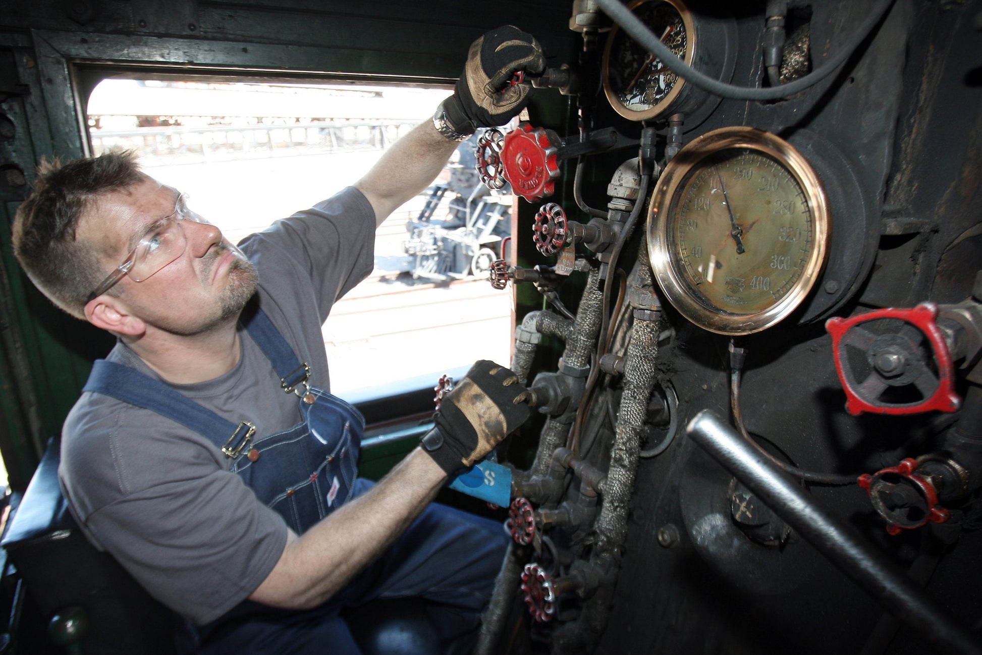 Extreme Trains: Season 1 [DVD] used book depot