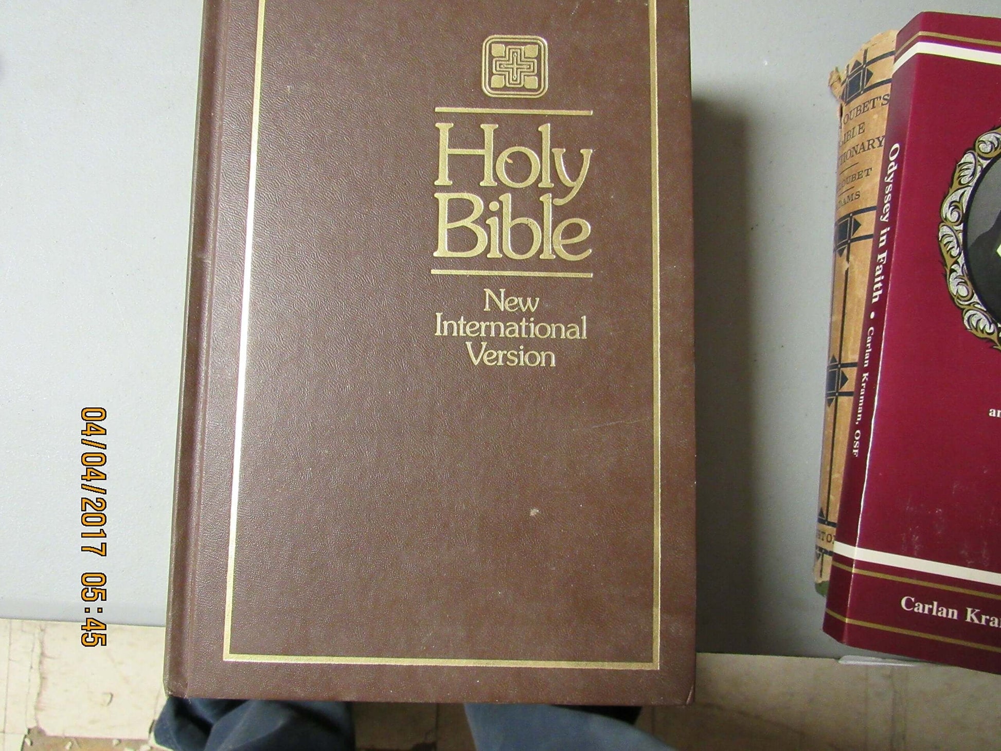 Holy Bible, New International Version: Standard Reference Bible, Red Letter, No 81000 used book depot