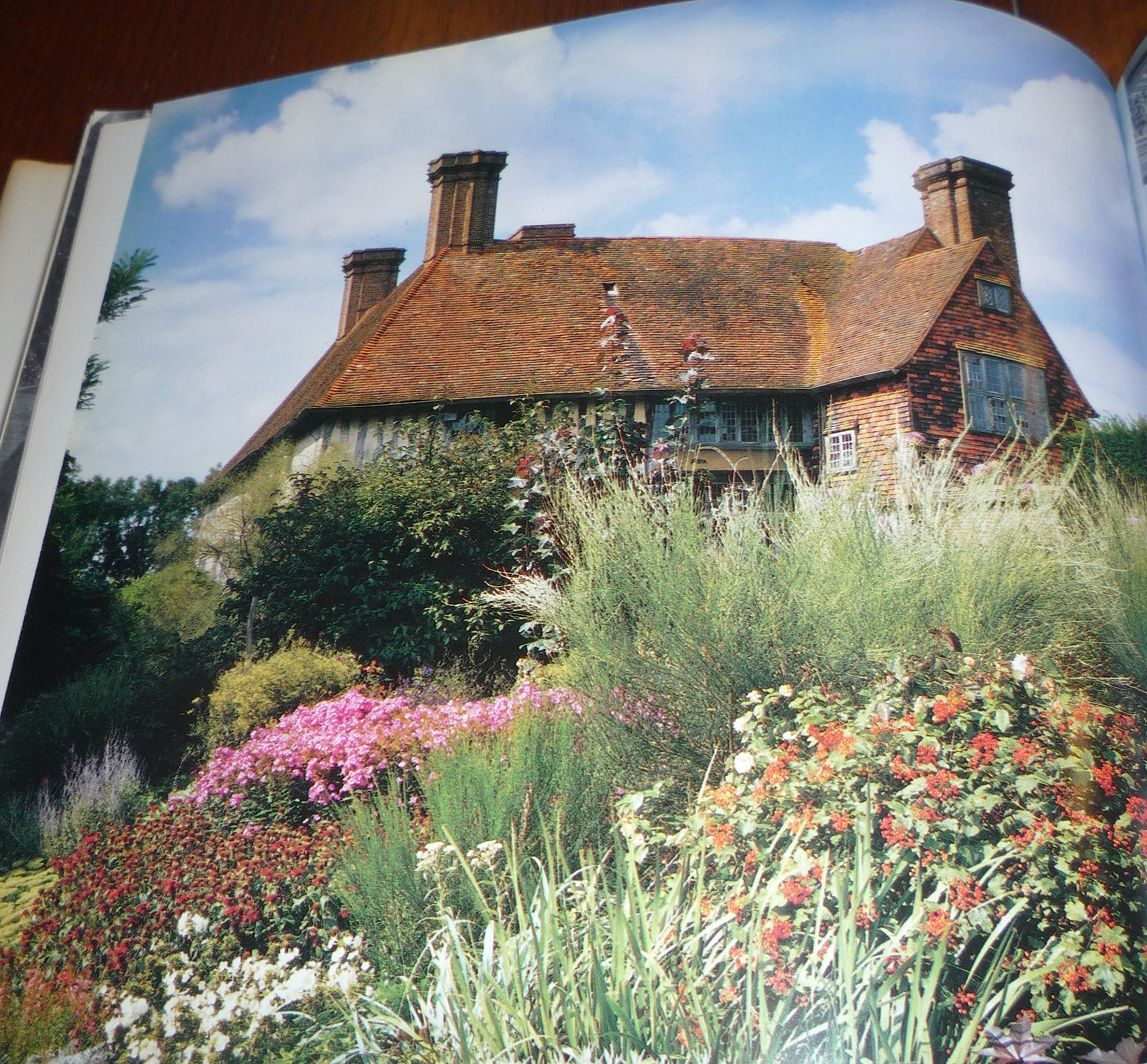 Life in the English Country House: A Social and Architectural History used book depot