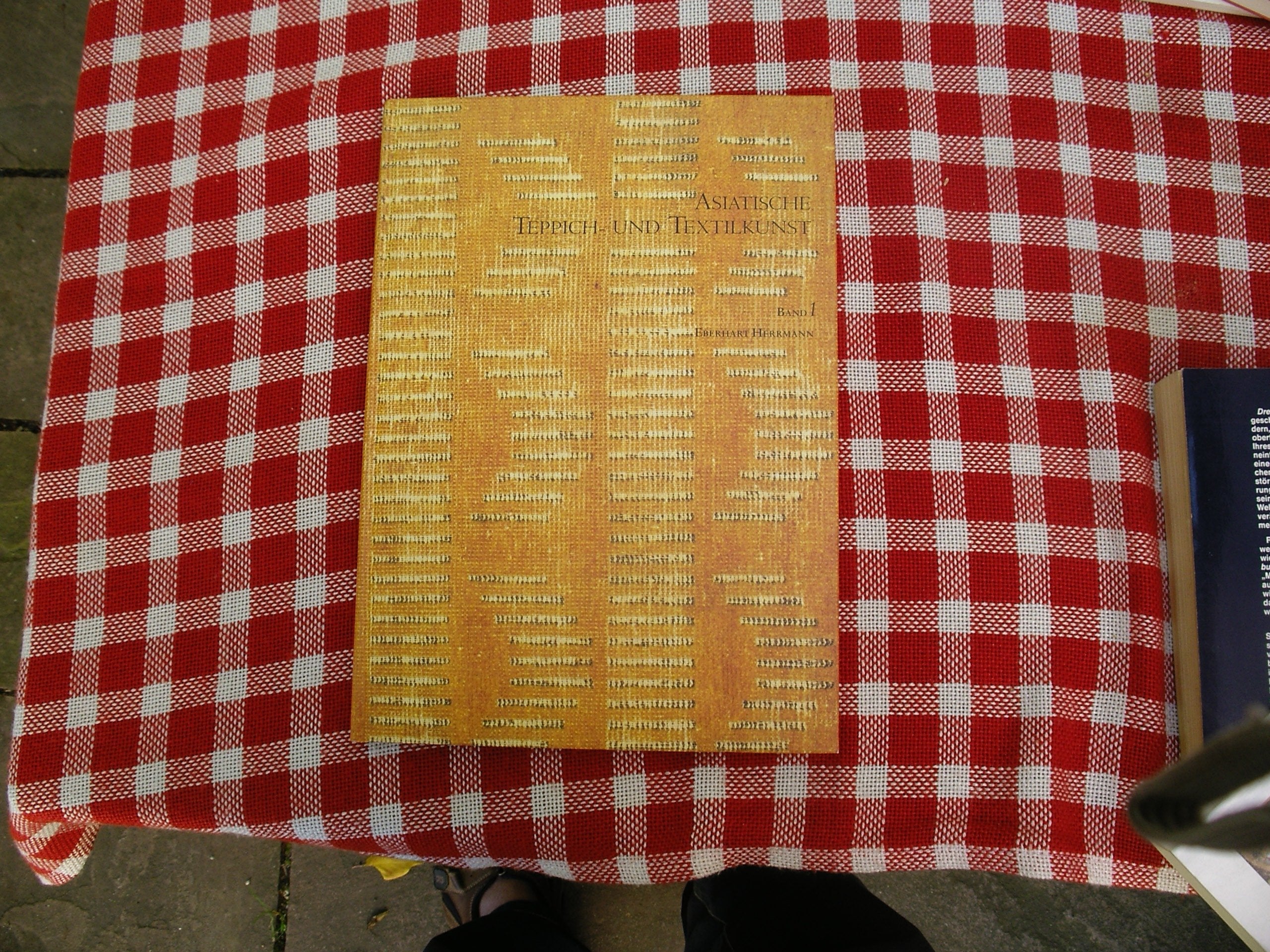 Asiatische Teppich- und Textilkunst (German Edition) used book depot